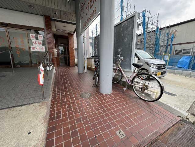 やぎもとビルの駐車場