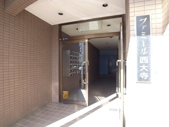 ファミール西大寺のエントランス