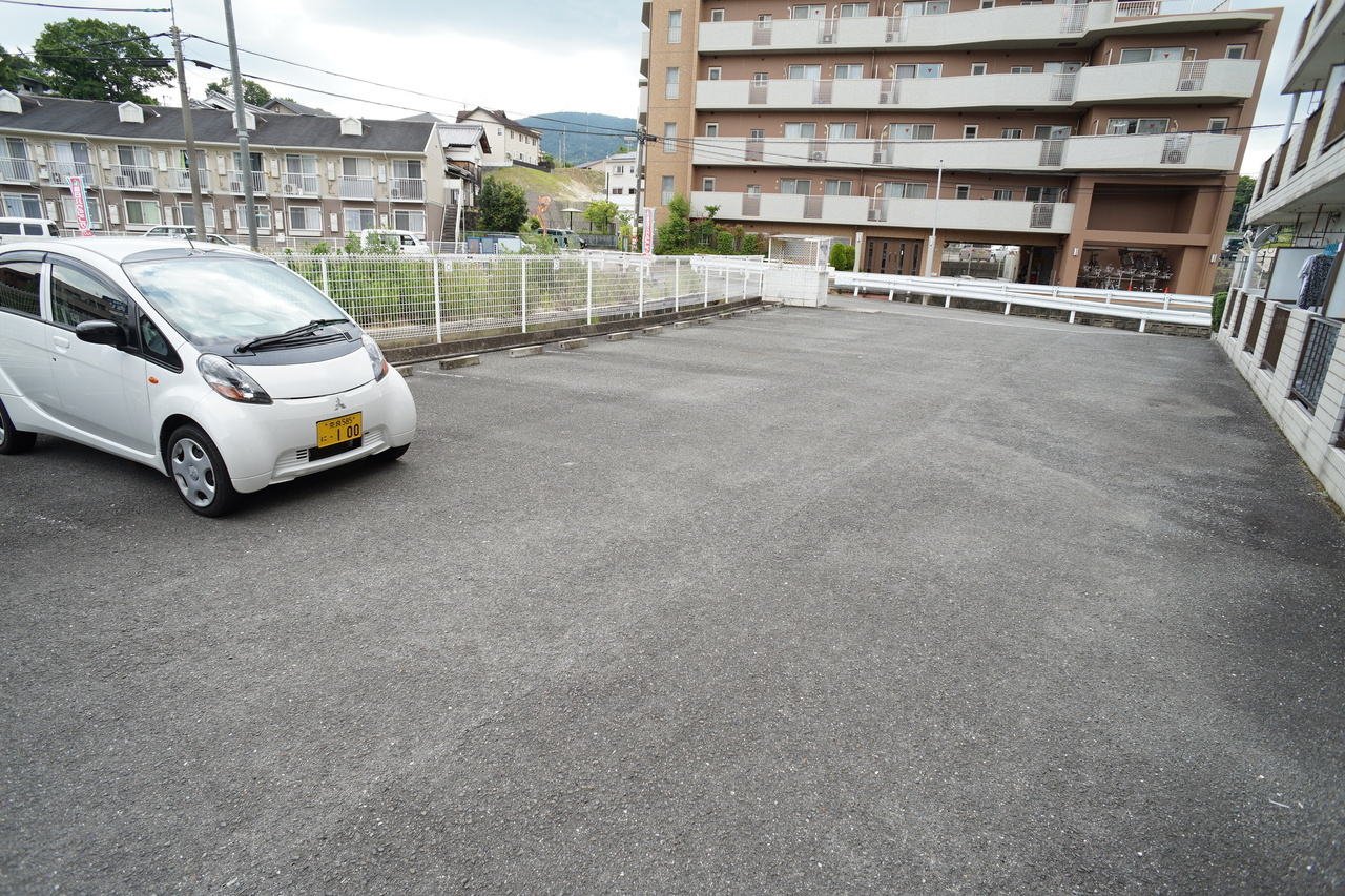 グレースコーポ東生駒の駐車場