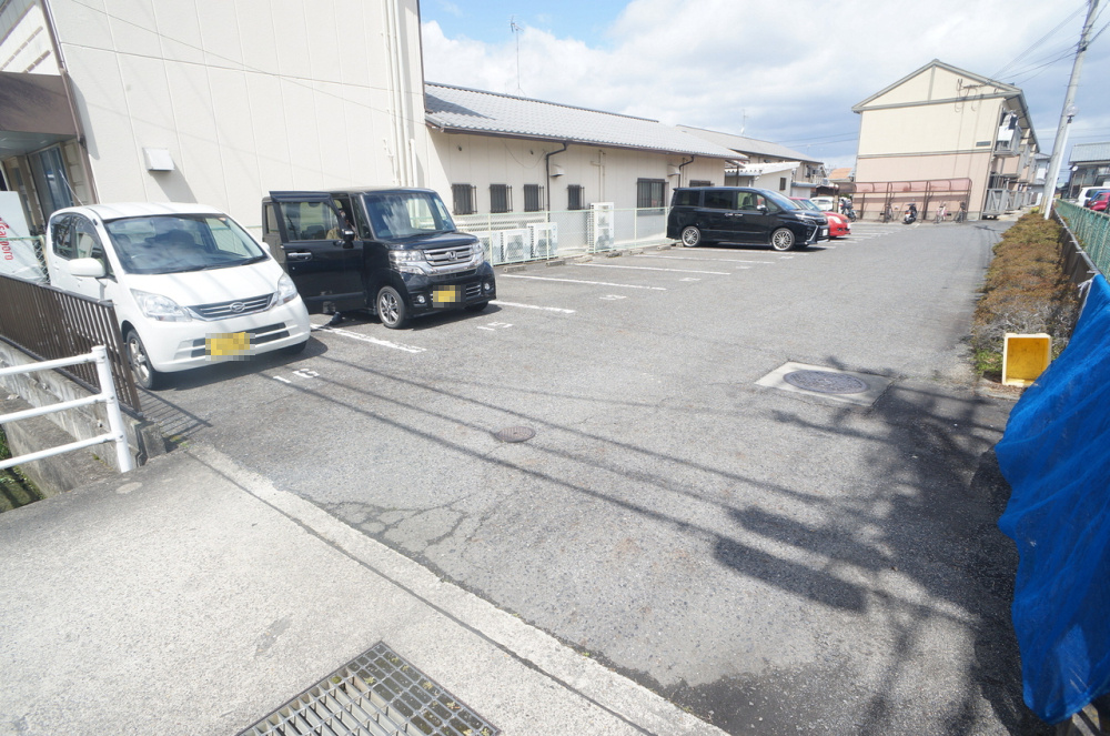 エトワールエイワの駐車場