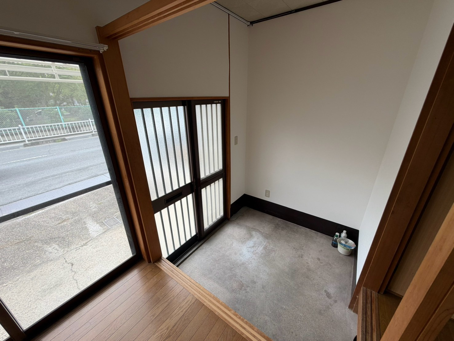 柏木町戸建の玄関