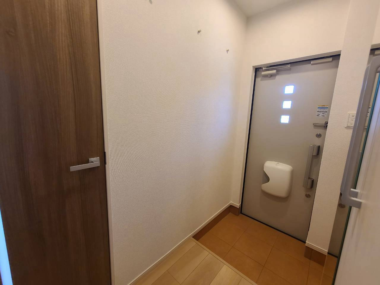 レジデンス　マドカの玄関