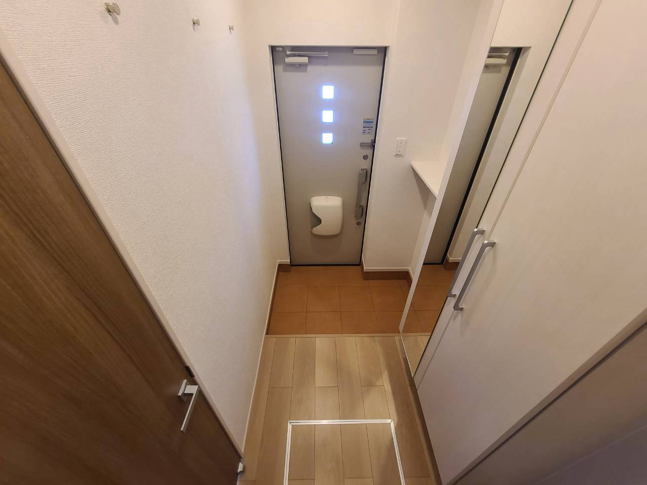 レジデンス　マドカの玄関