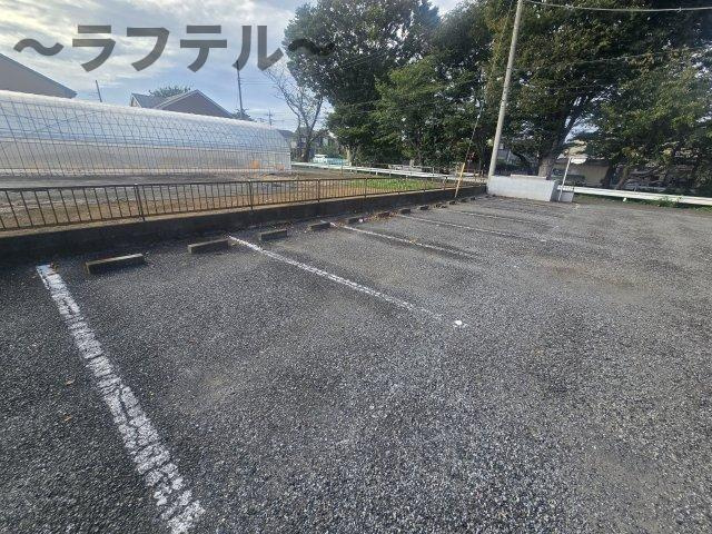 ドゥエル所沢Aの駐車場