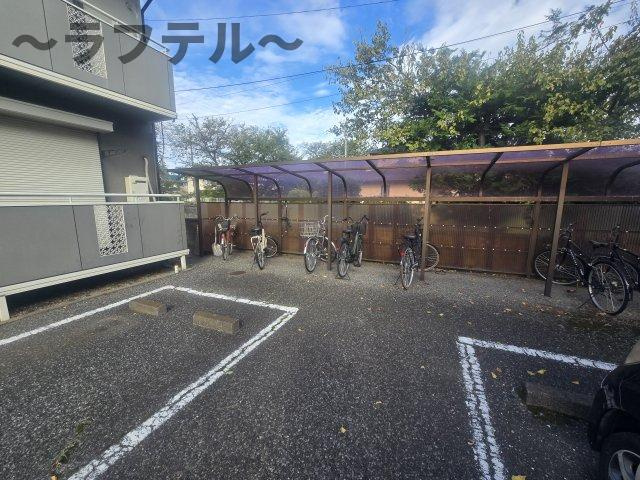 ドゥエル所沢Aの駐車場