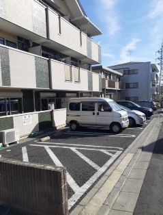 モダン・サニー・レジデンスの駐車場