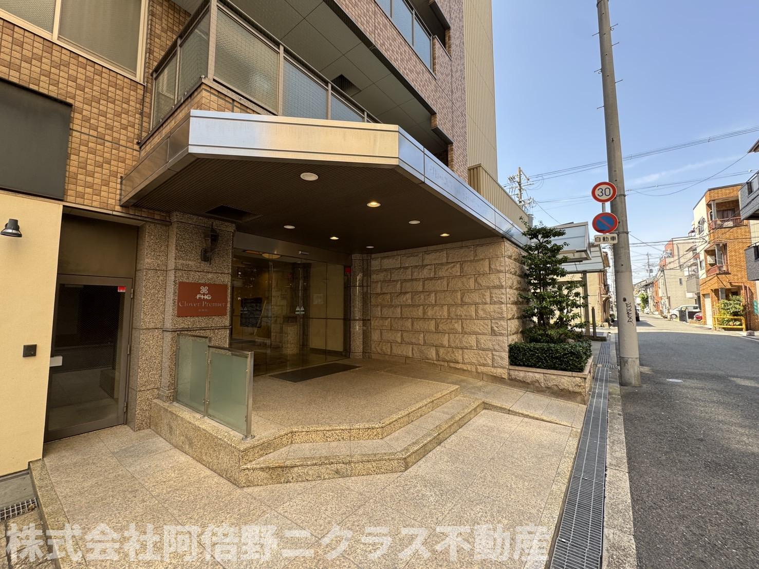 クローバー・プレミア昭和町のエントランス