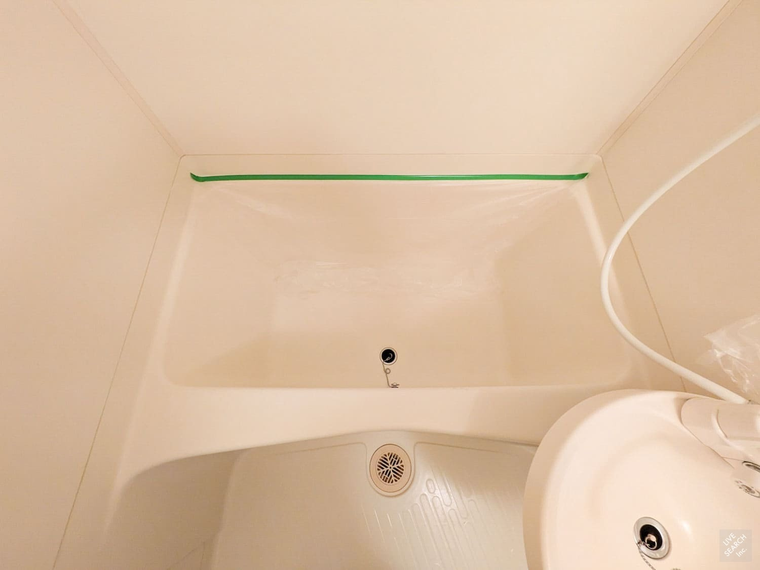きなみビルの浴室|お手入れしやすいシンプルなバスルームです。洗面ボウルと大きな鏡を備えており、毎日の身支度やお風呂時間を快適に過ごせます。
