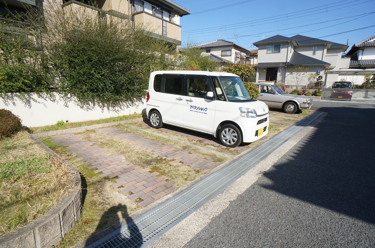 ロイヤルガーデンＣ棟の駐車場