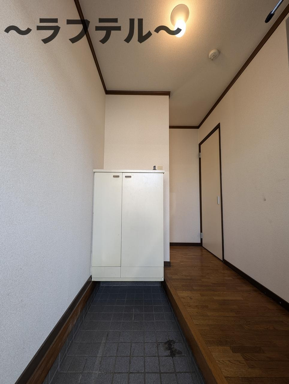 小手指タウンハウスAの玄関|別部屋イメージ写真 反転イメージ