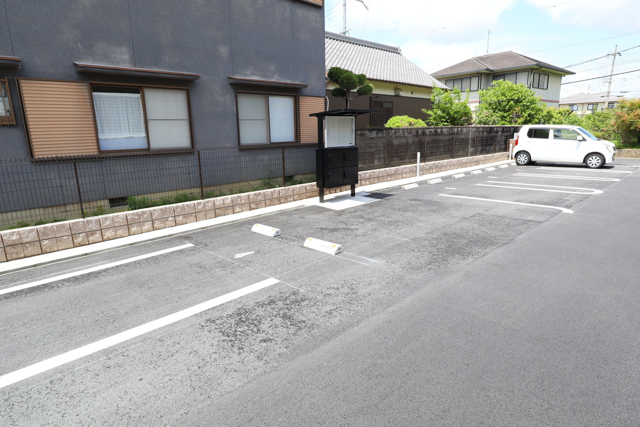 アルモニーの駐車場