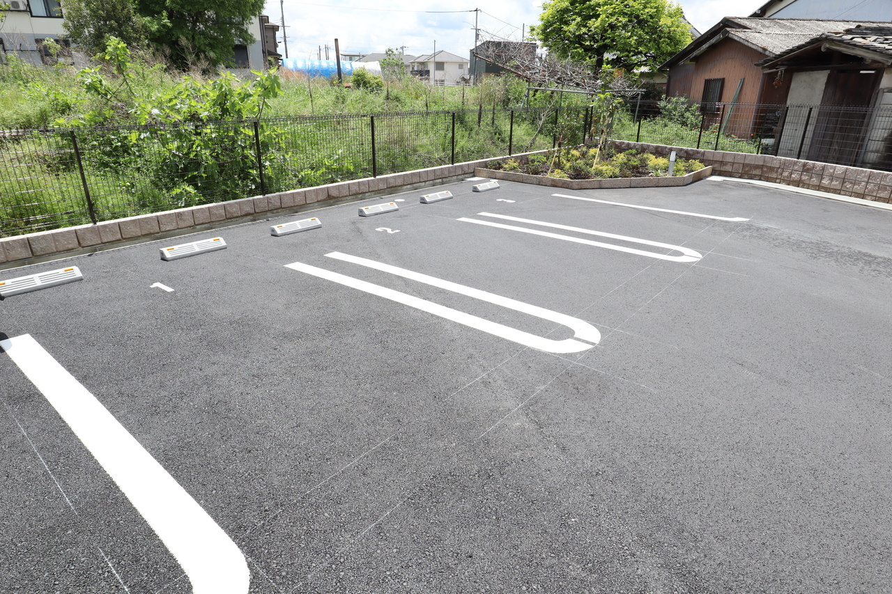 アルモニーの駐車場