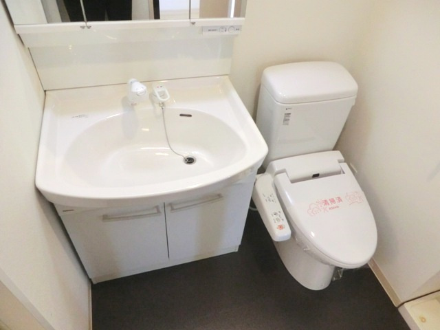 プライムアーバン浦和の洗面所|※イメージ別号室写真★シャワー水栓型洗面台＆温水洗浄便座付き。パウダールームタイプ★