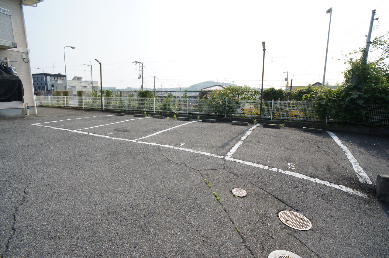 サンハイツ平城の駐車場