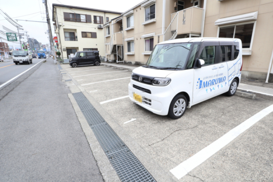 ロイヤルハイツ神宮の駐車場