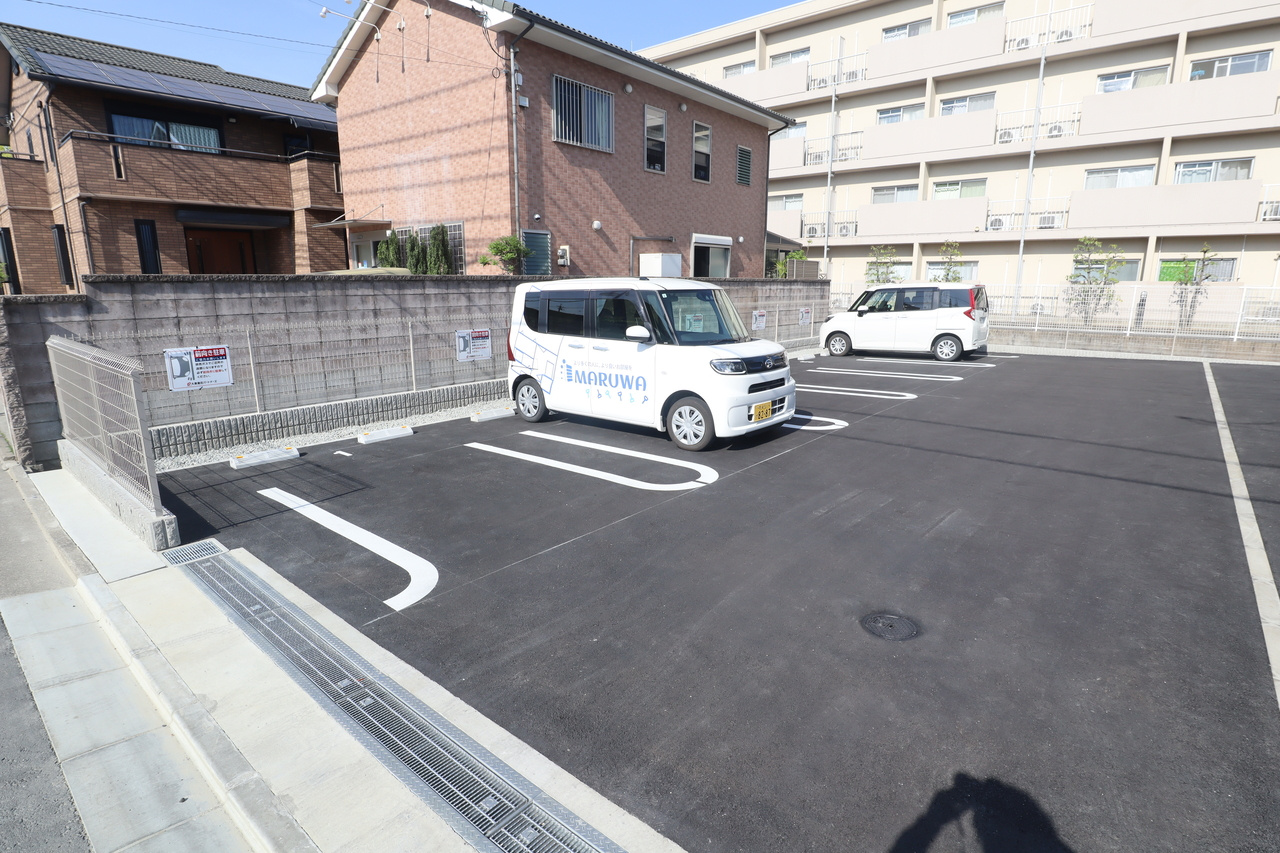 橿原市大久保町のアパートの駐車場