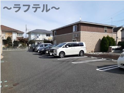コンフォーティアBの駐車場