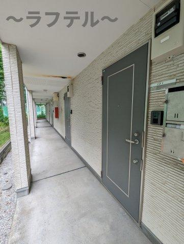所沢市大字山口のアパートの玄関