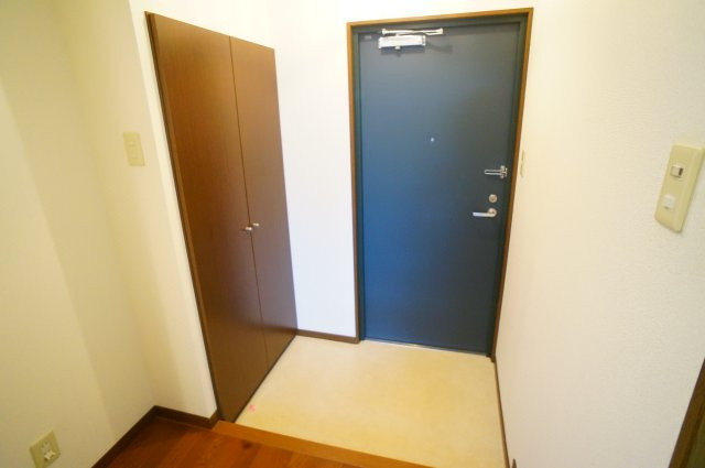 南新町ビルの玄関