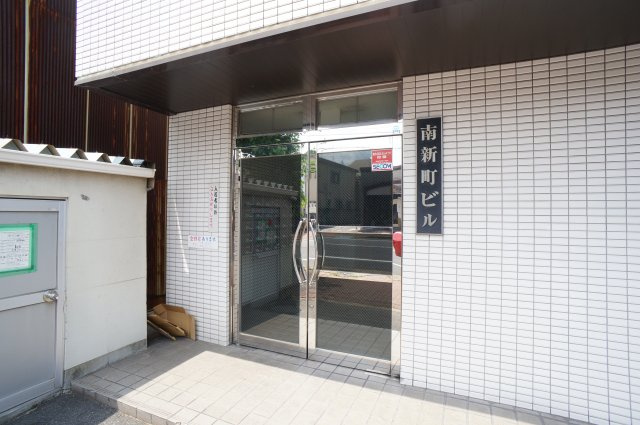 南新町ビルのエントランス