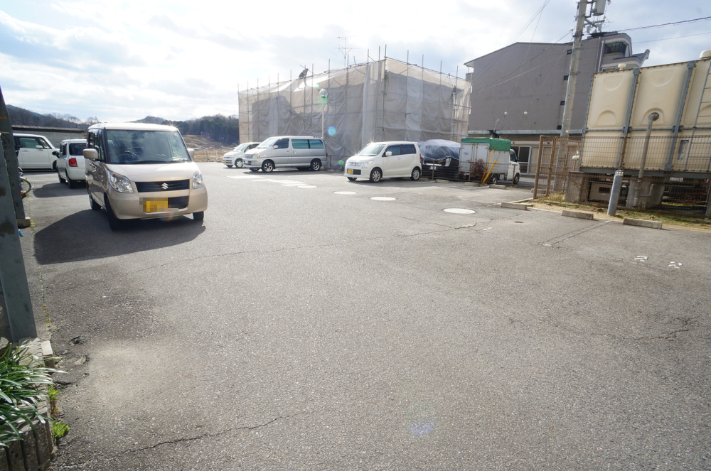 アーバン寿の駐車場