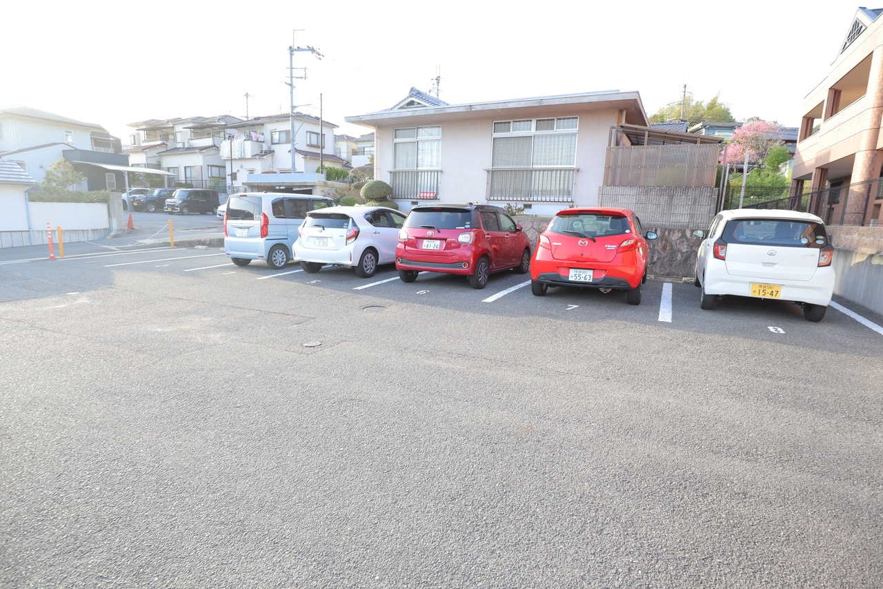 リバティヒルズ朝霧の駐車場