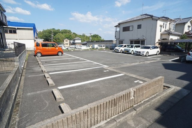 シャルマン二番館Ａ棟の駐車場