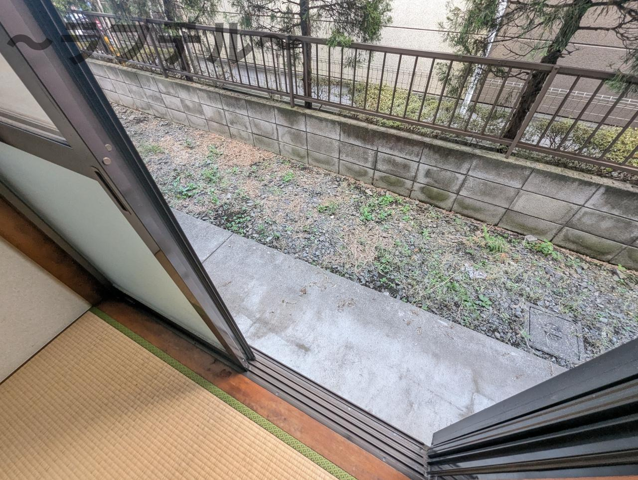 所沢市東狭山ケ丘２丁目のアパートの庭