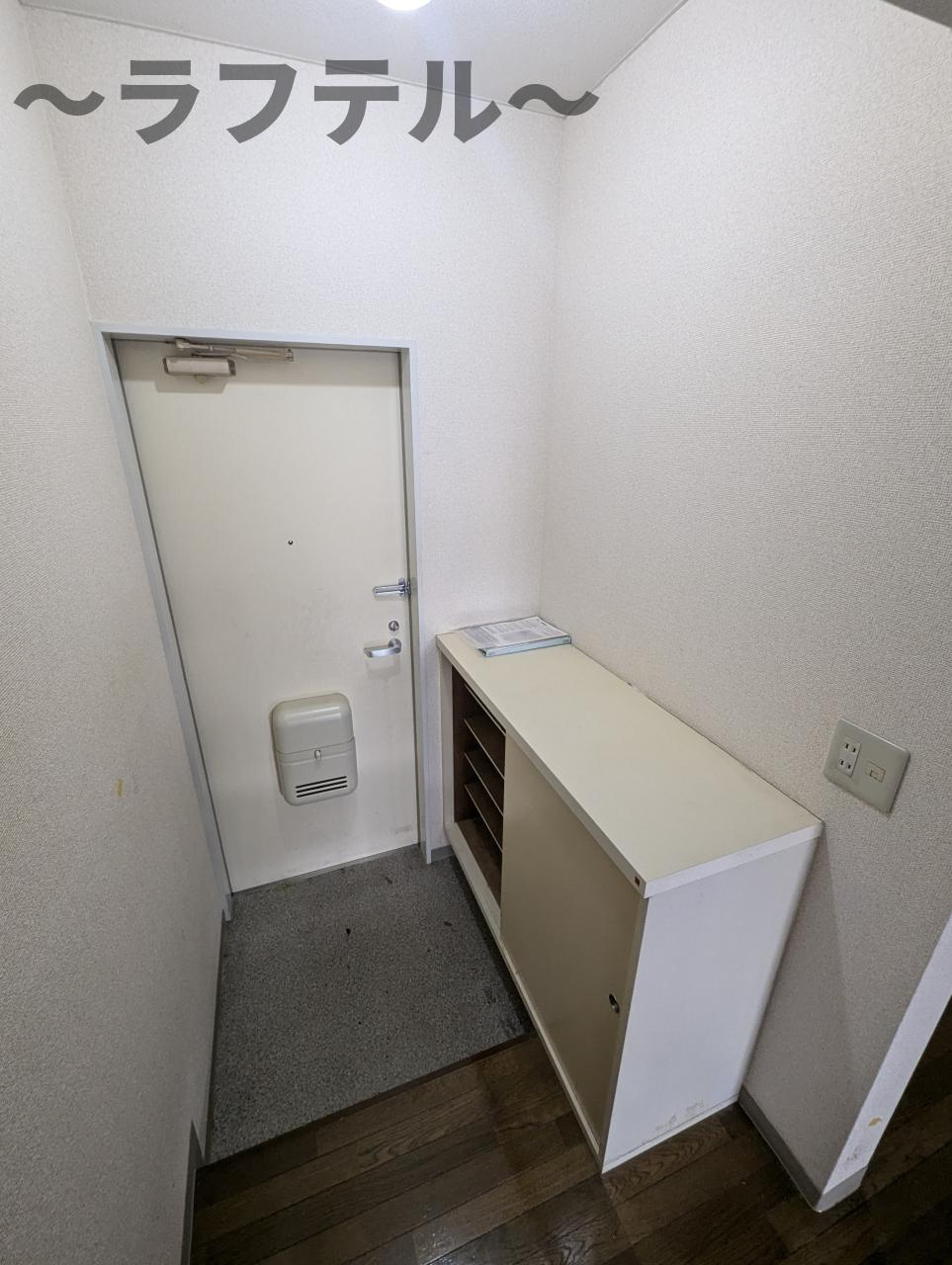 所沢市東狭山ケ丘２丁目のアパートの玄関
