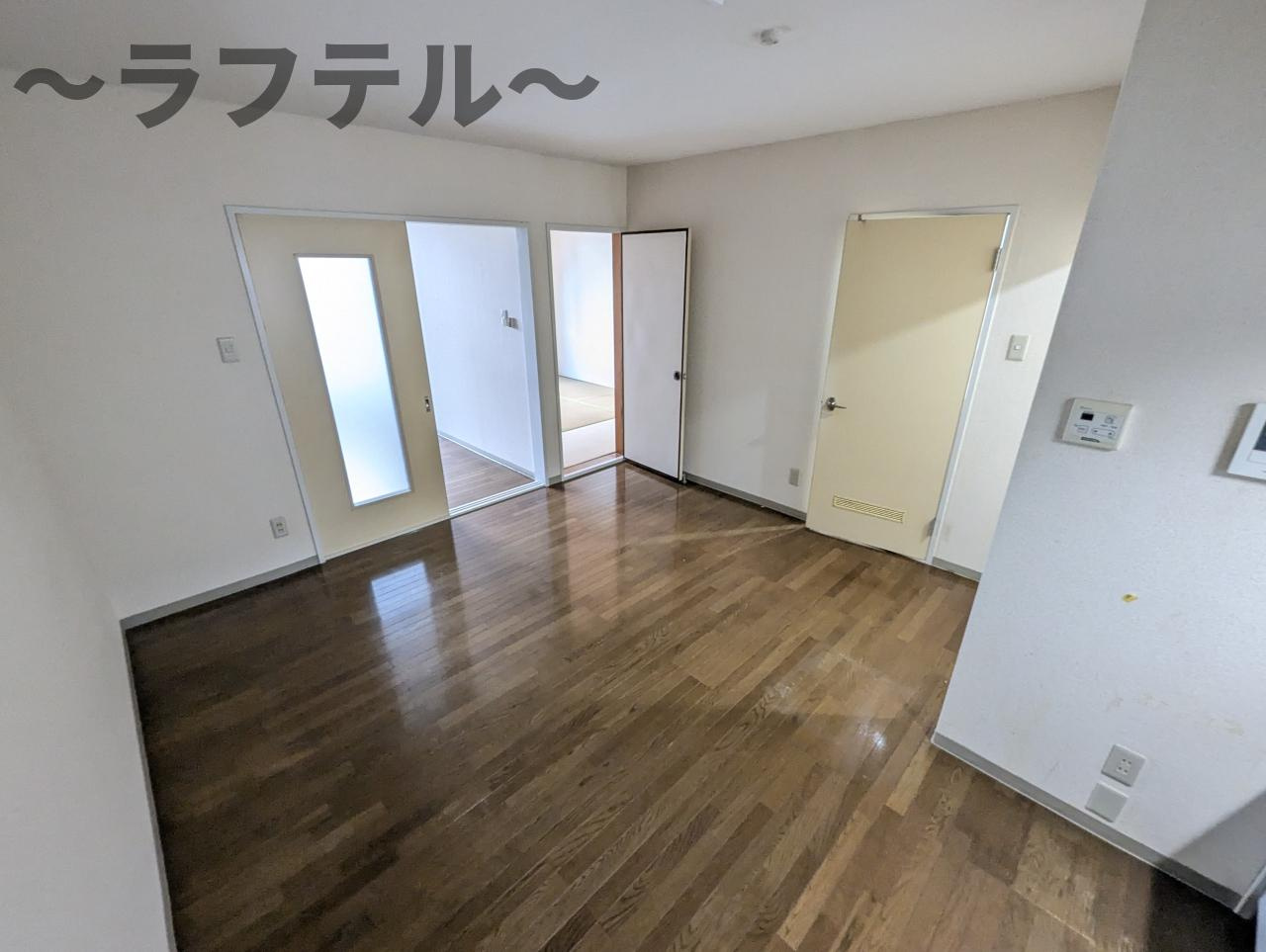 所沢市東狭山ケ丘２丁目のアパートの居間・リビング