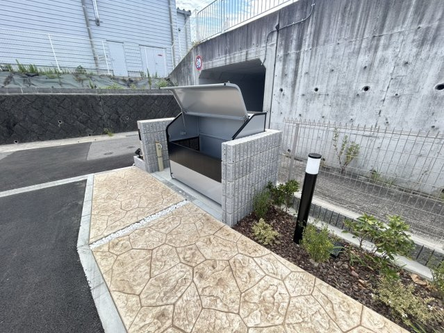 グランディール富雄南のエントランス