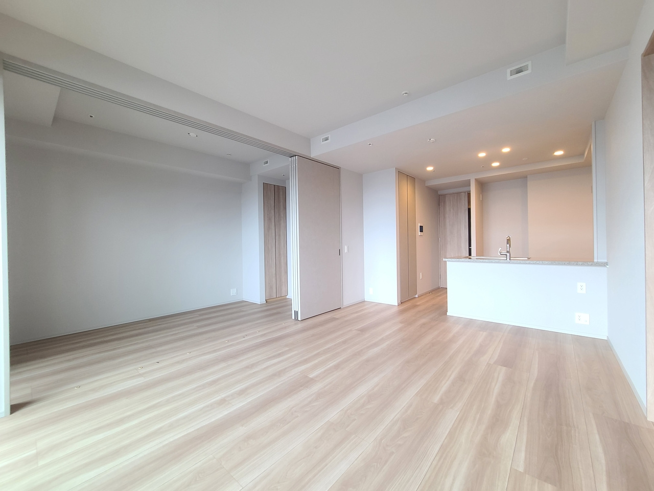 ＵＲＡＷＡ　ＴＨＥ　ＴＯＷＥＲの居間・リビング|★使いやすいフラットフロアータイプの居室画像です★