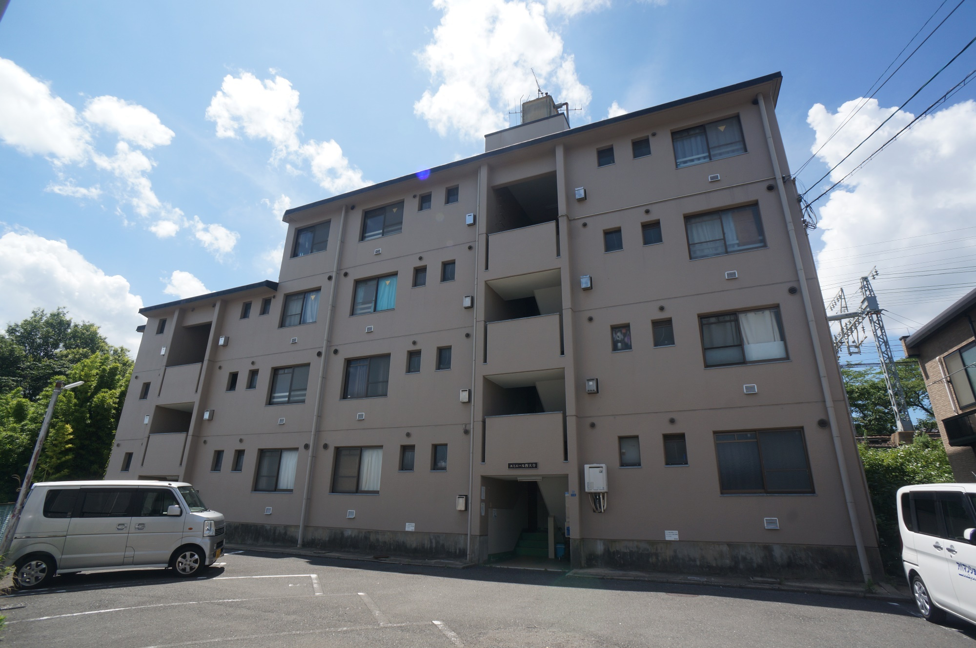 奈良市西大寺赤田町２丁目の賃貸マンションの外観
