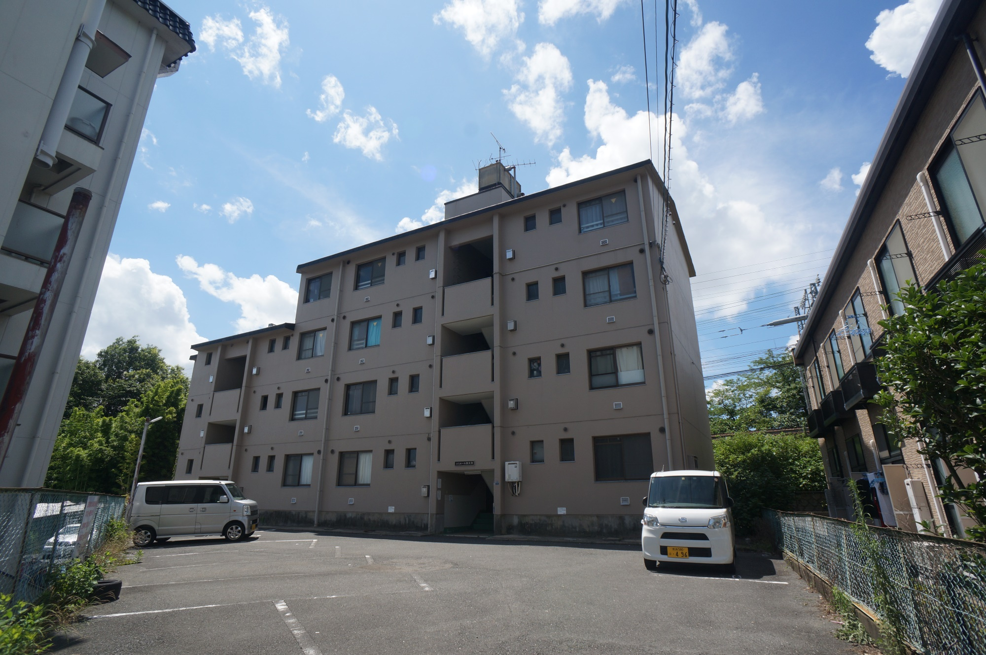 奈良市西大寺赤田町２丁目の賃貸マンションの駐車場