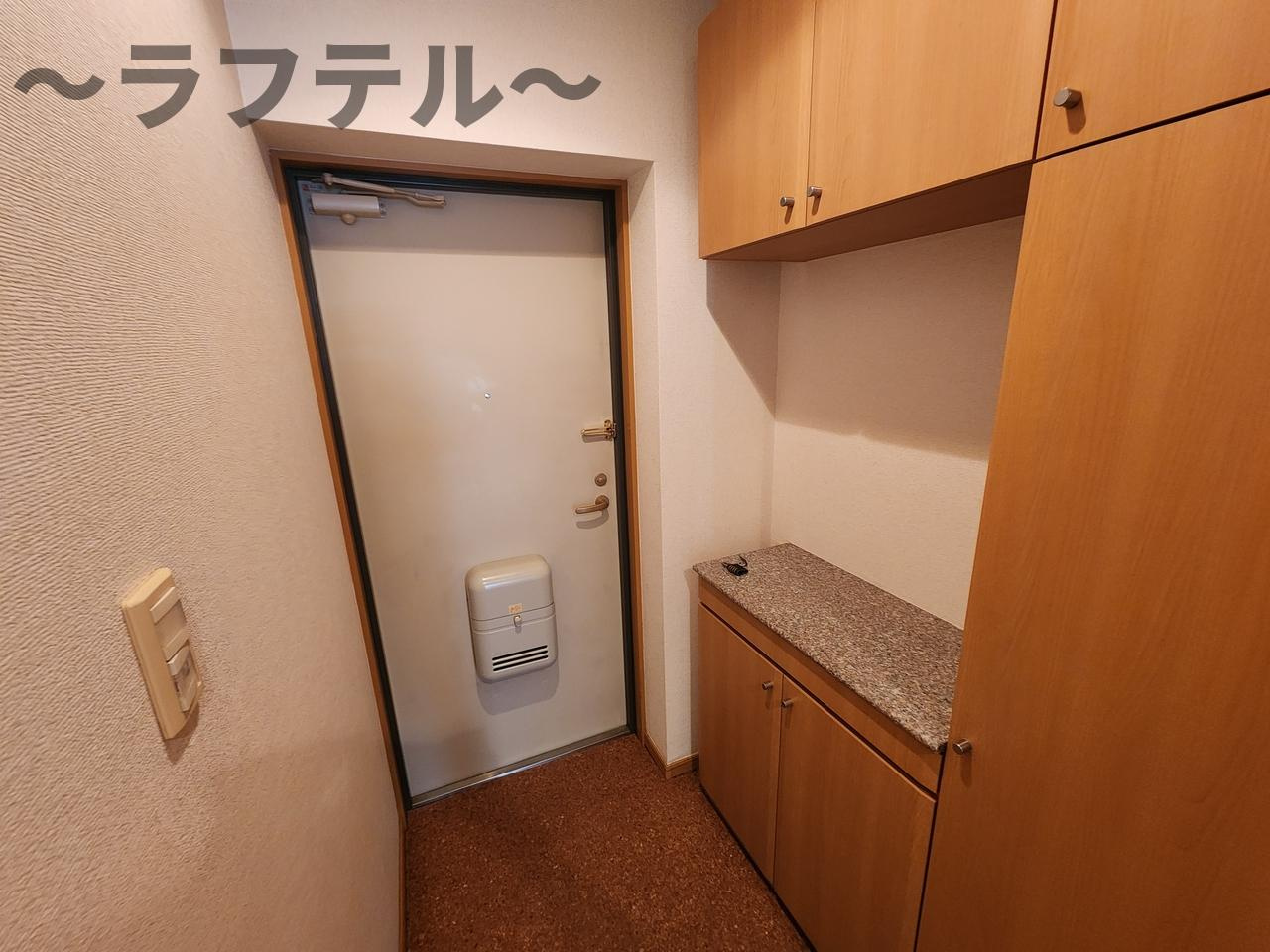 オネスティ　ユー　カレントの玄関|別部屋イメージ写真　反転タイプ