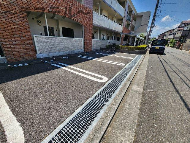 オネスティ　ユー　カレントの駐車場