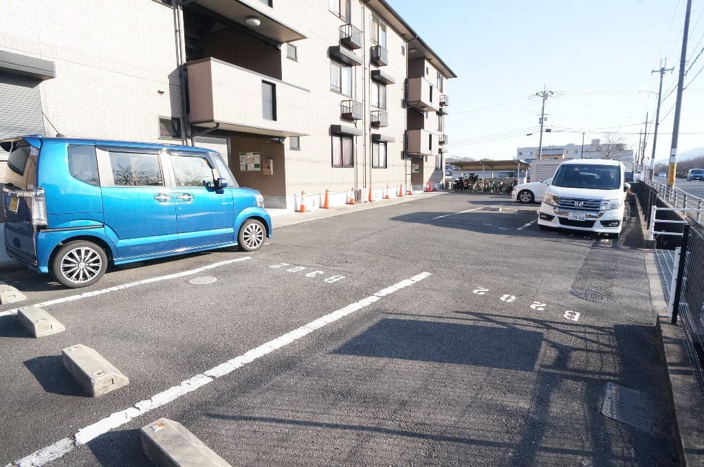 ロイヤルガーデン上牧Ｂ棟の駐車場