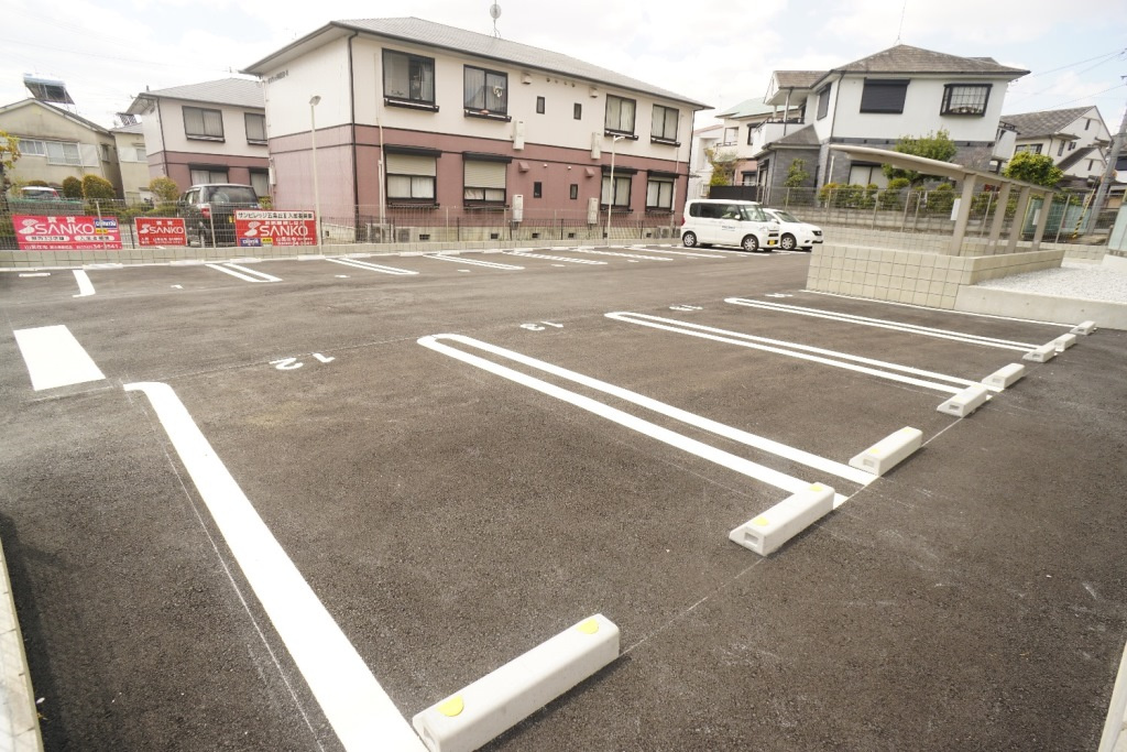 グランド　レーヴェンの駐車場