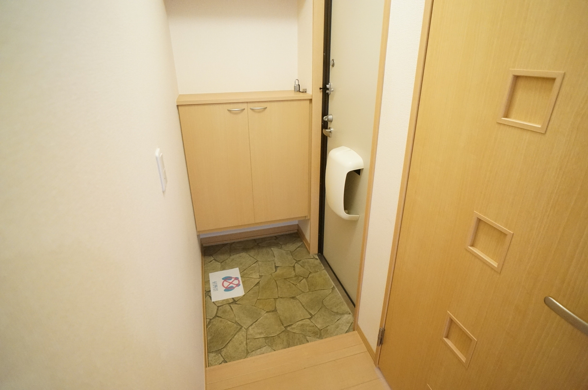 オーカーの玄関