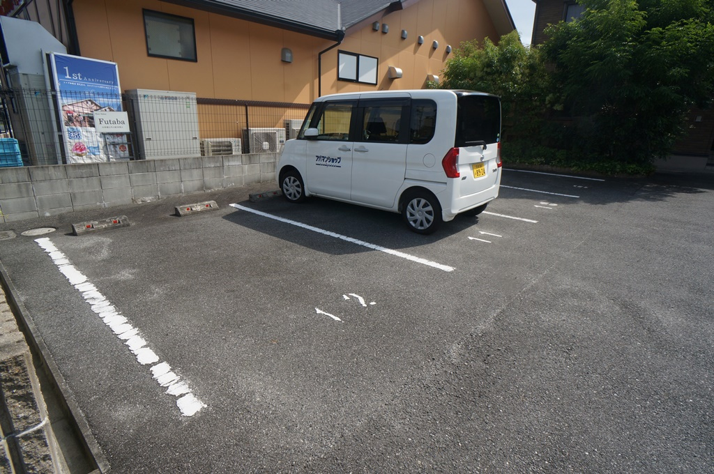 オーカーの駐車場