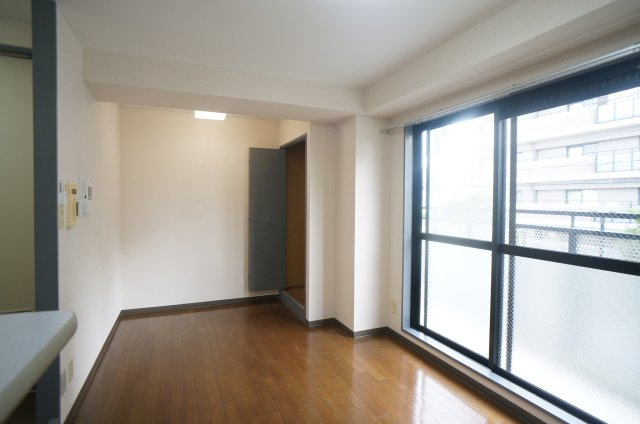 五位堂片岡マンションの洋室