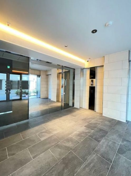 川口市栄町３丁目の賃貸マンションのエントランス