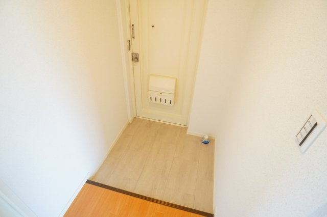 菅原三和マンションの玄関