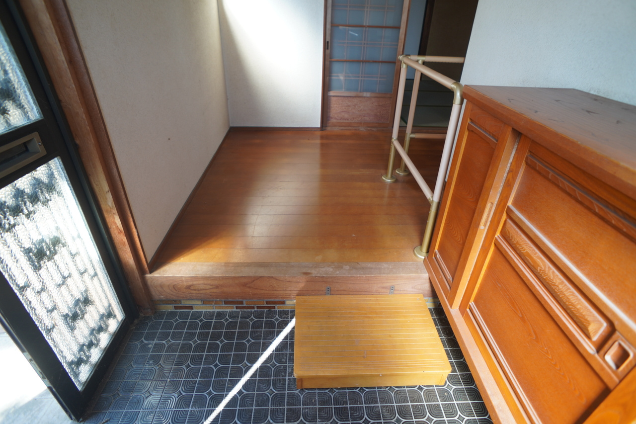 北葛城郡王寺町本町3丁目戸建の玄関