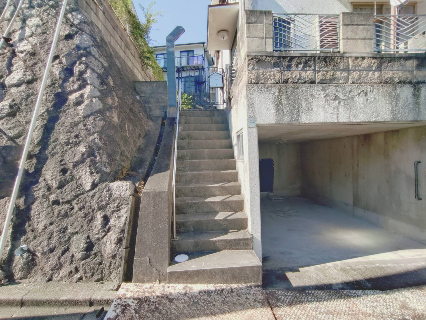 北葛城郡王寺町本町3丁目戸建のエントランス