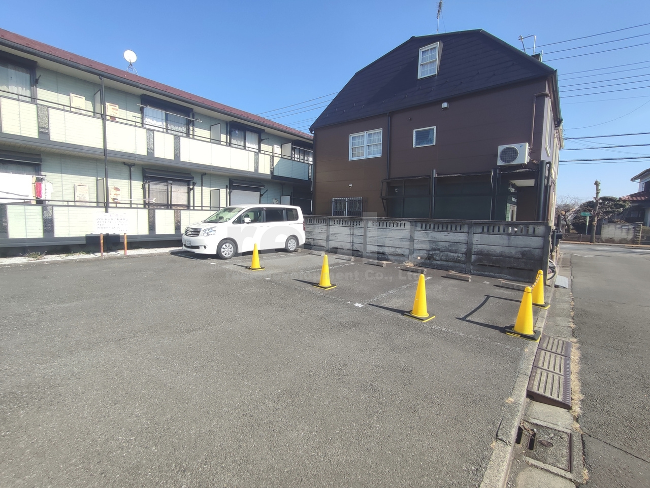 三鷹市新川２丁目のアパートの駐車場
