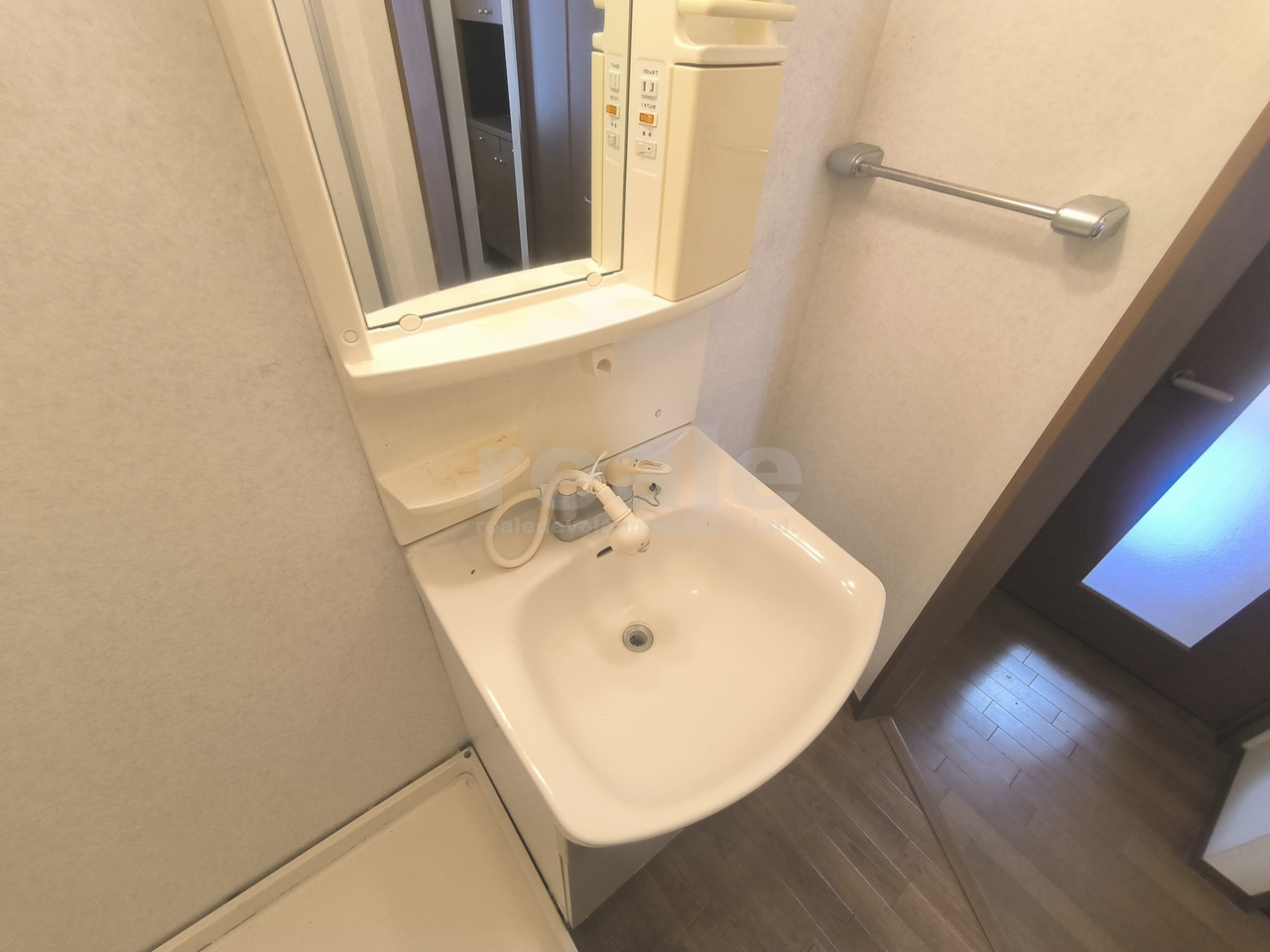三鷹市新川２丁目のアパートの洗面所