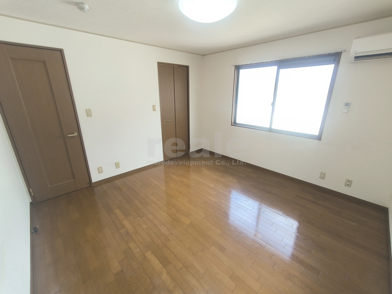 三鷹市新川２丁目のアパートの洋室