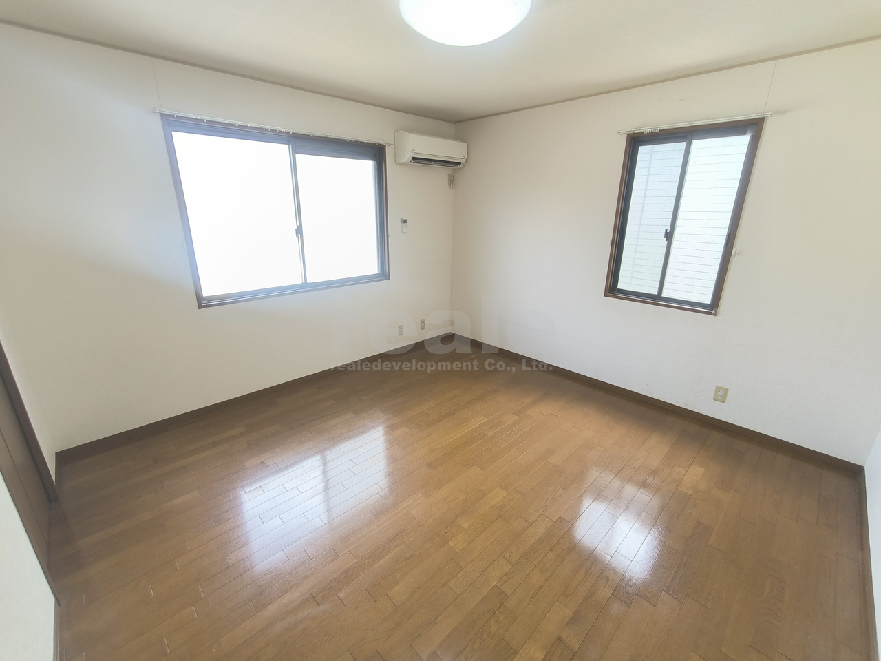 三鷹市新川２丁目のアパートの洋室