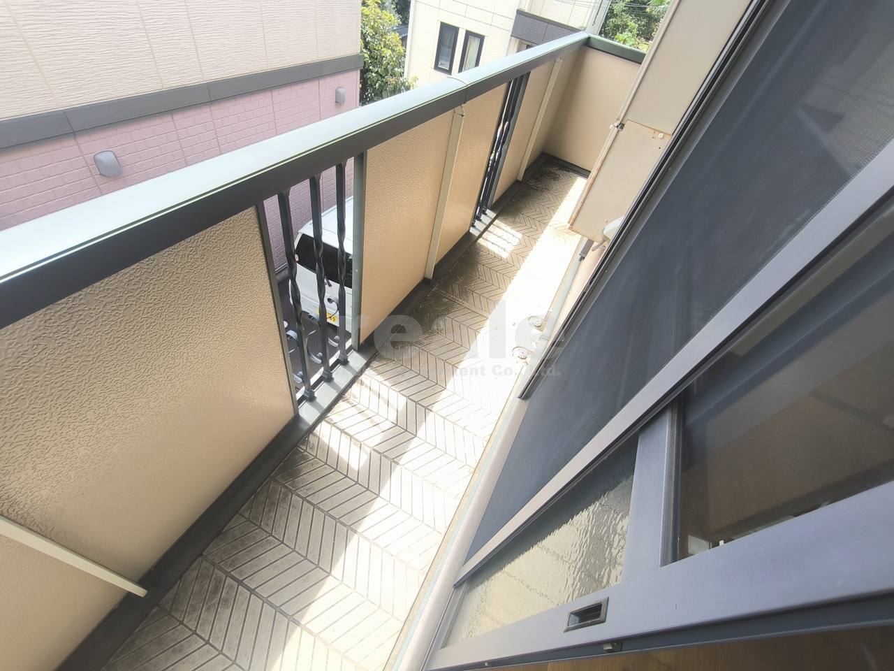 三鷹市新川２丁目のアパートのバルコニー